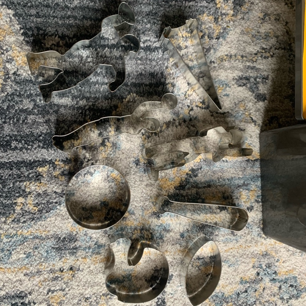 Williams Sonoma Kids All Star sports set of 8 cookies cutters - Picture 7 of 8